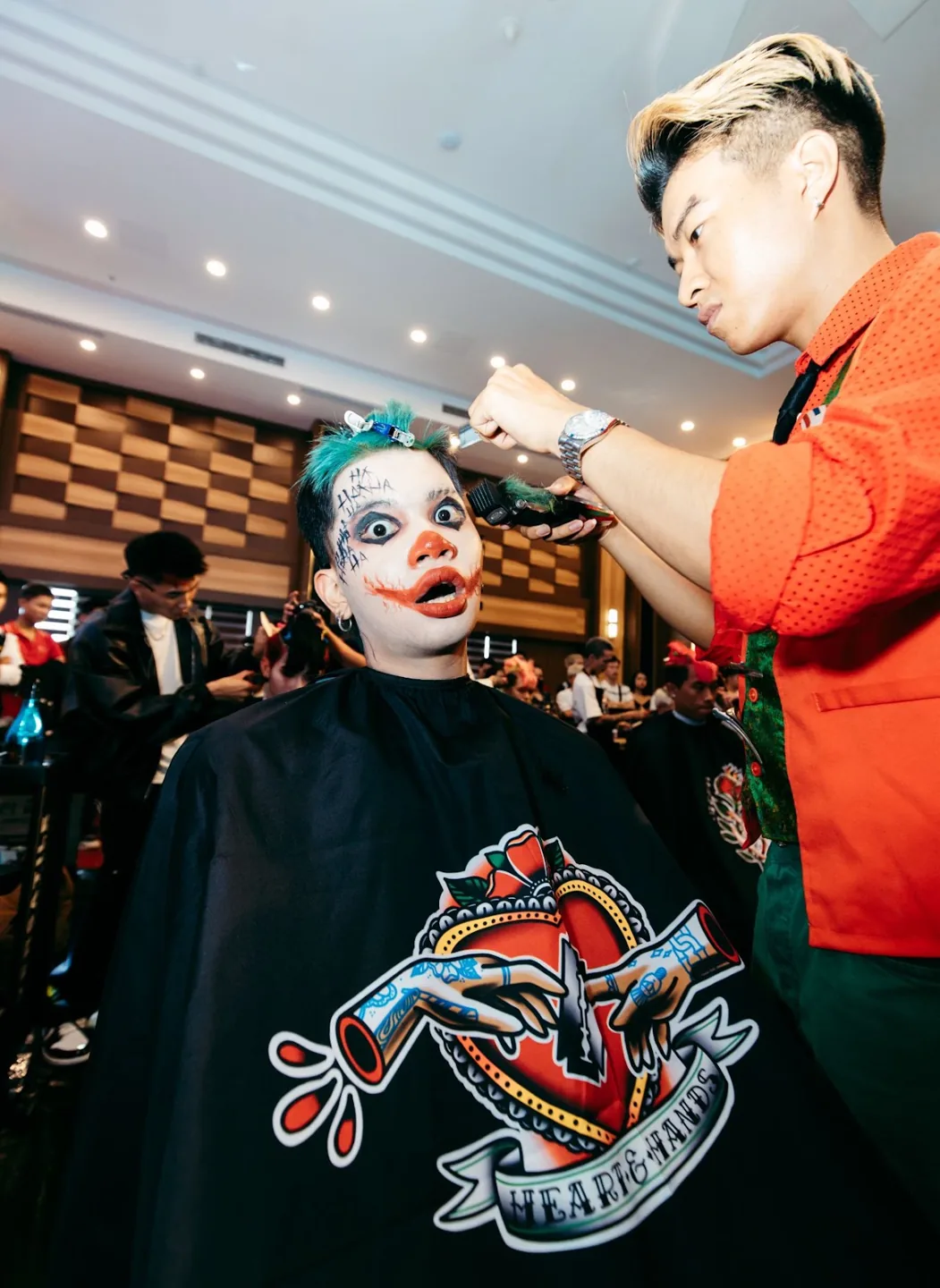 Barber thực hiện dịch vụ